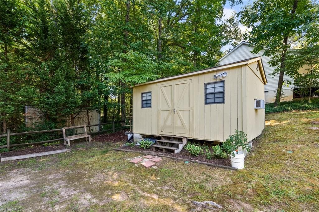 Stick/Site Built at 6 Oak Ridge Drive, Thomasville NC 27360, photo 26 of 30