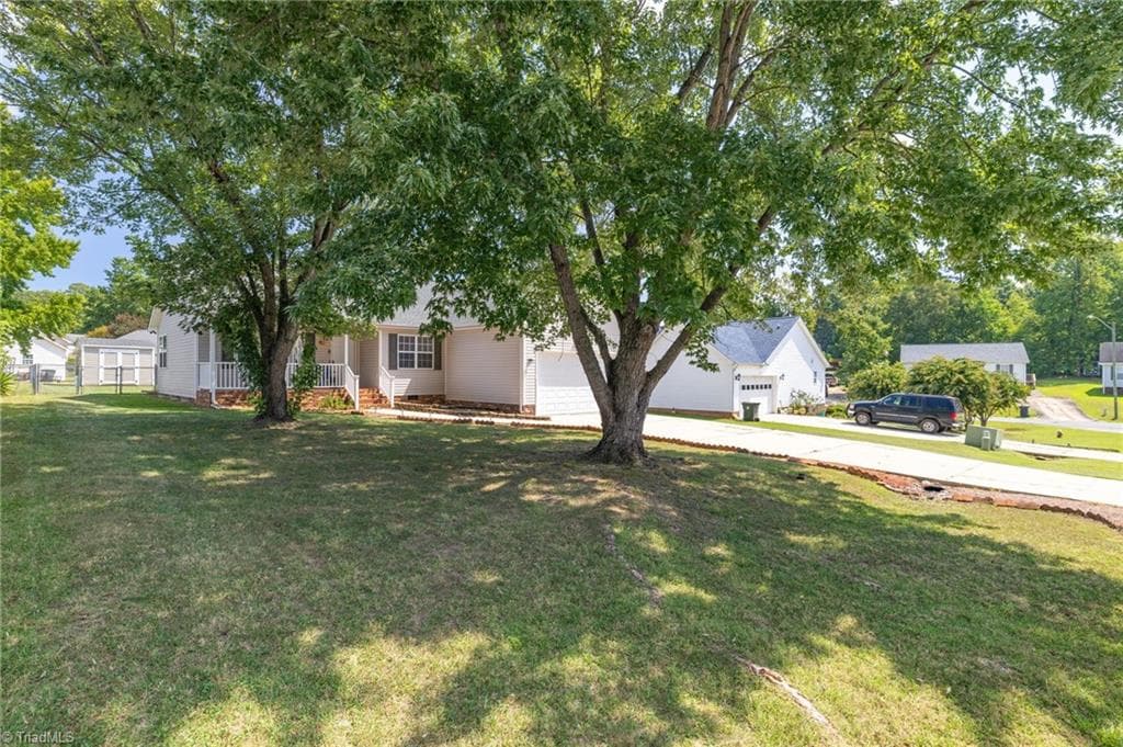 Stick/Site Built at 21 Oak Meadow Lane, Thomasville NC 27360, photo 5 of 31