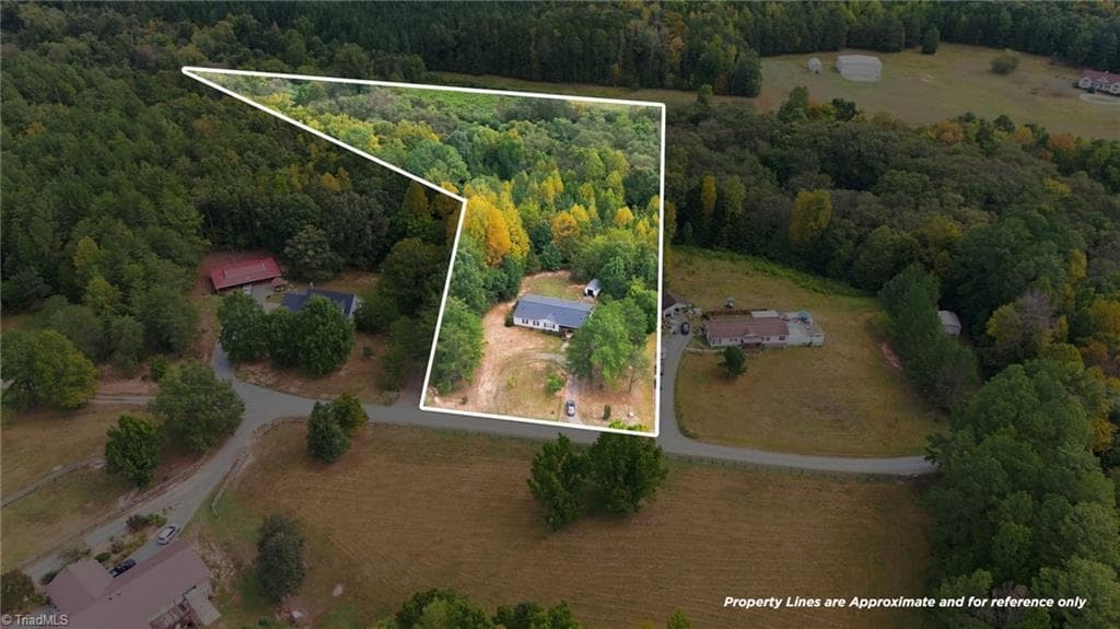Manufactured Home at 1150 Nature Lane, Walnut Cove NC 27052, Walnut Cove, photo 4 of 26