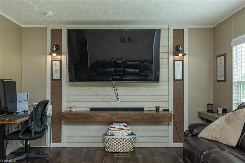Shiplap Accent - 220 Bluejay Road, Reidsville NC 27320, Reidsville