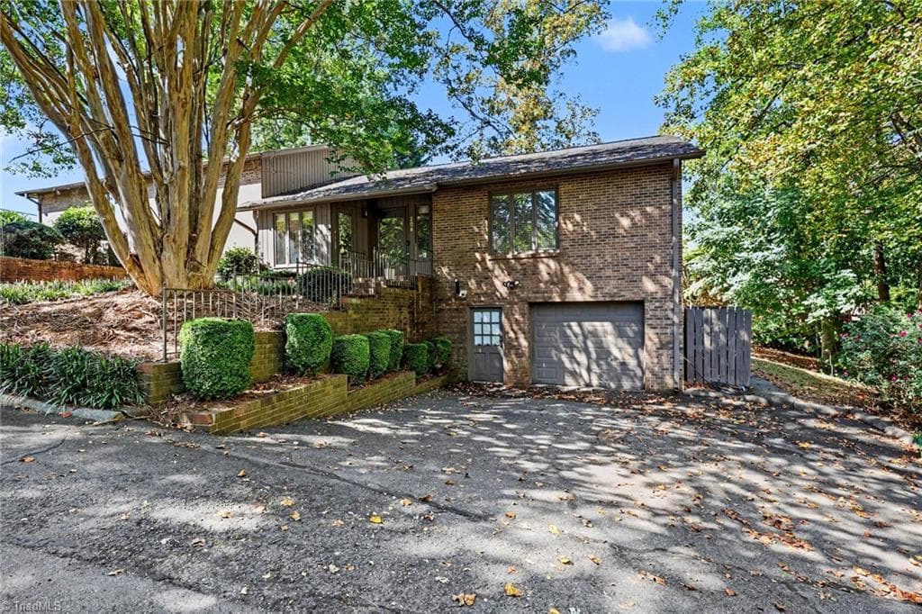 Stick/Site Built at 204 Ridgelea Court, Winston-Salem NC 27104, Winston-Salem, photo 2 of 26