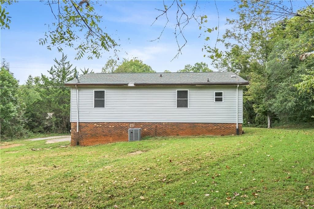 Stick/Site Built at 220 Glen Terrace, Mount Airy NC 27030, Mount Airy, photo 5 of 62