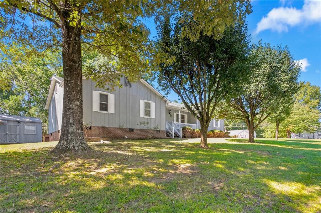Stick/Site Built at 914 Ferndale Drive, Thomasville NC 27360, photo 2 of 33