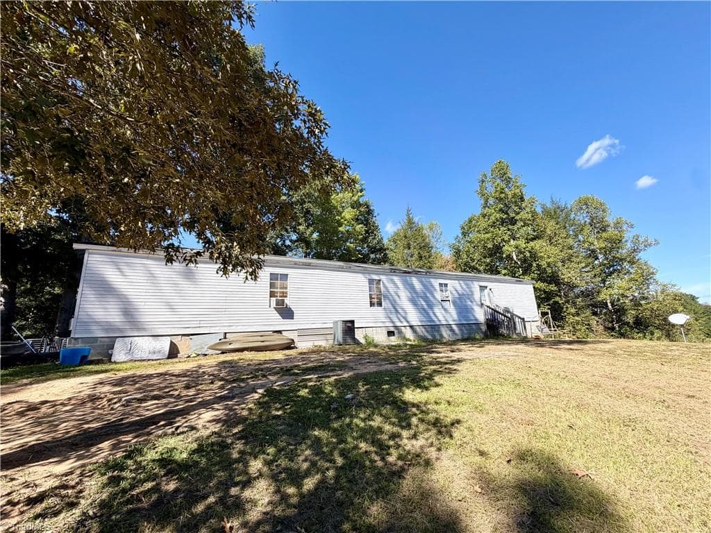 Manufactured Home at 1490 Glenn Carlton Road, Boomer NC 28606, photo 3 of 23