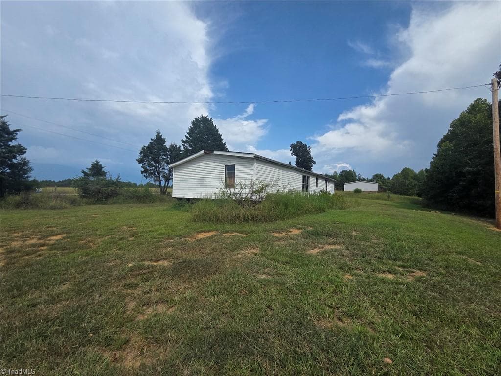 Manufactured Home at 3006 Surratt Road, Denton NC 27239, photo 3 of 4