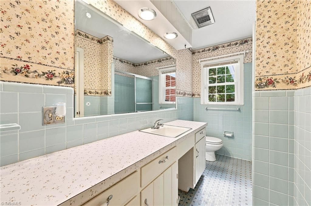 full bathroom - 2036 E Pine Street, Mount Airy NC 27030, Mount Airy