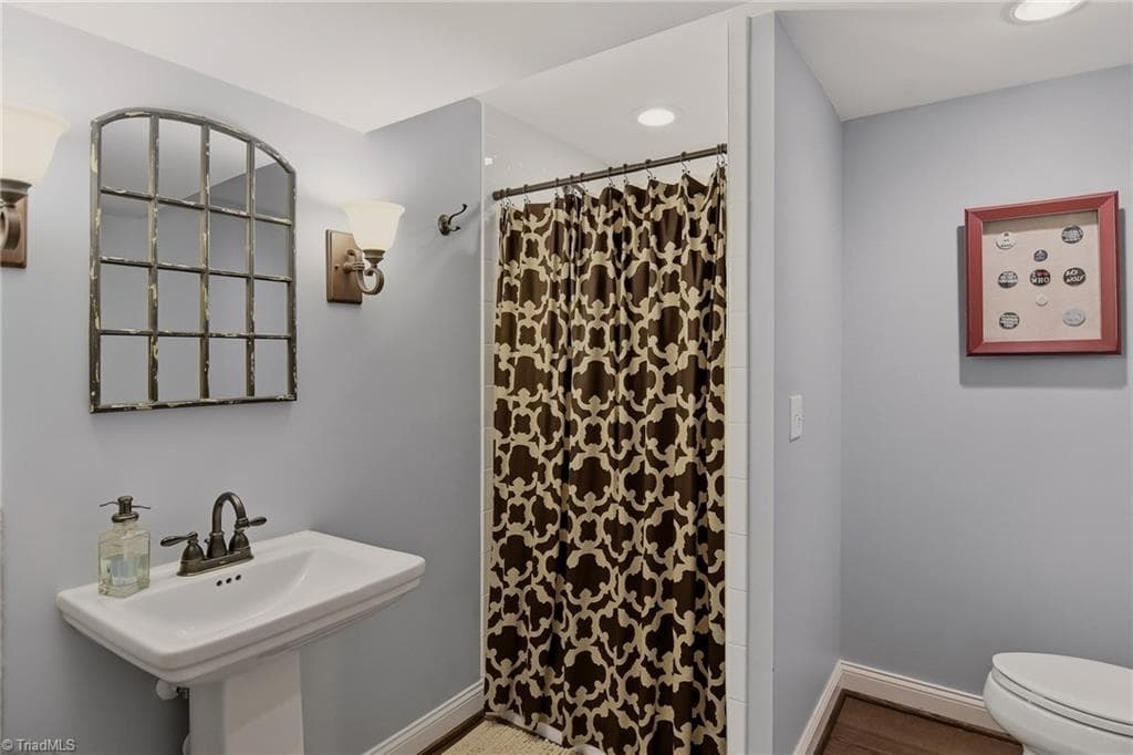 Full Bath - 2862 Robinhood Road, Winston-Salem NC 27106, Winston-Salem