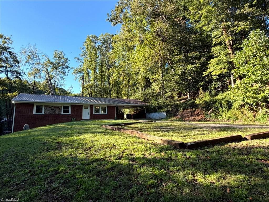Stick/Site Built at 326 Prospect Drive, North Wilkesboro NC 28659, North Wilkesboro, photo 3 of 19