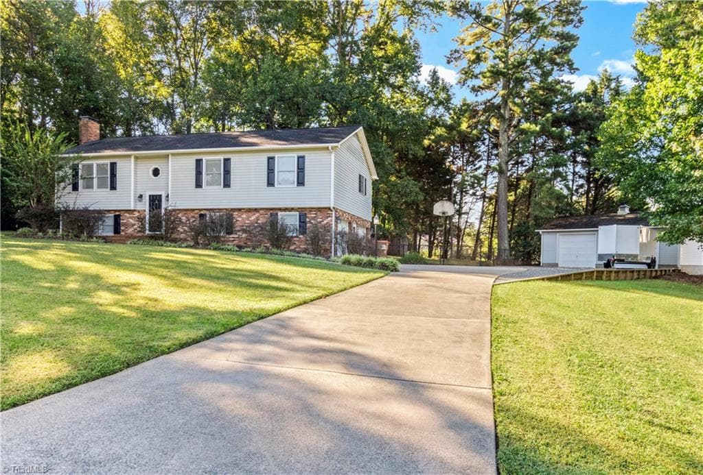 Beautiful large corner lot - 173 Pam Drive, Winston-Salem NC 27107, Winston-Salem