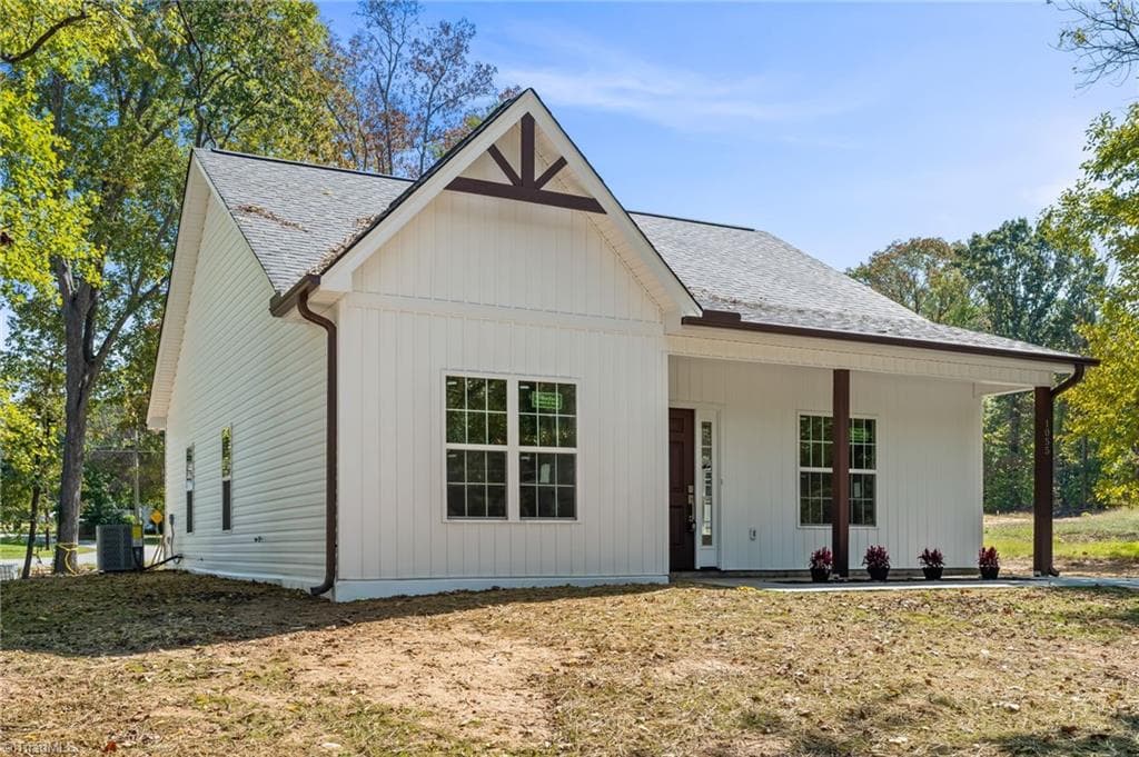 1055 Fisher Ferry Street, Thomasville NC 27360