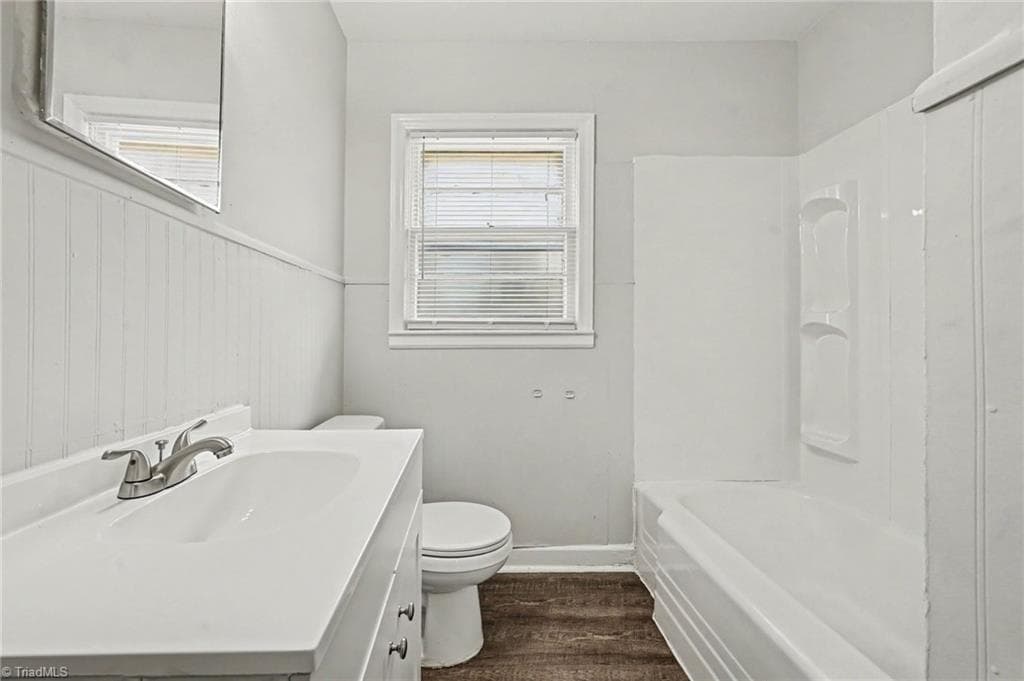 Full Bath - 2526 Hyde Street, Burlington NC 27217, Burlington