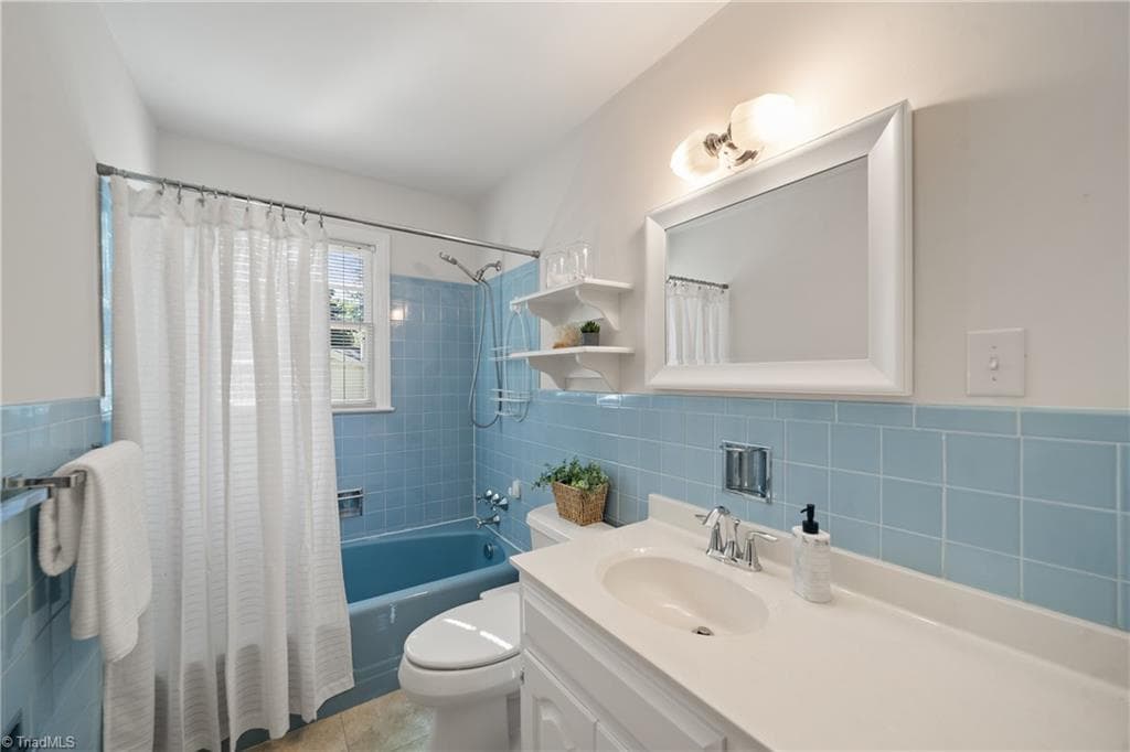 Hall Bath - 719 Quarterstaff Road, Winston-Salem NC 27104, Winston-Salem