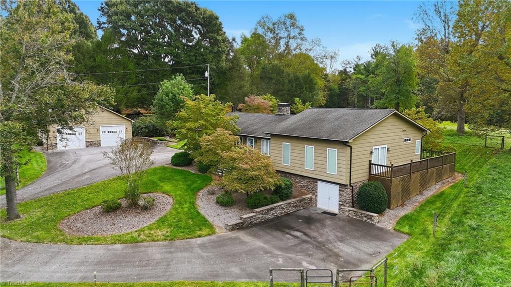 1167 New Hope Road, Purlear NC 28665