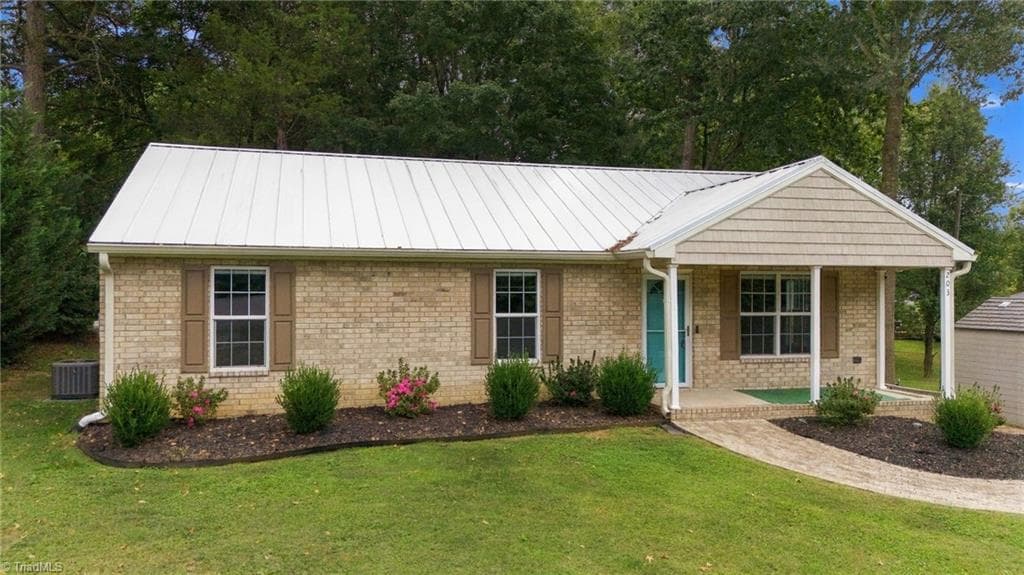 203 Crestview Drive, Thomasville NC 27360