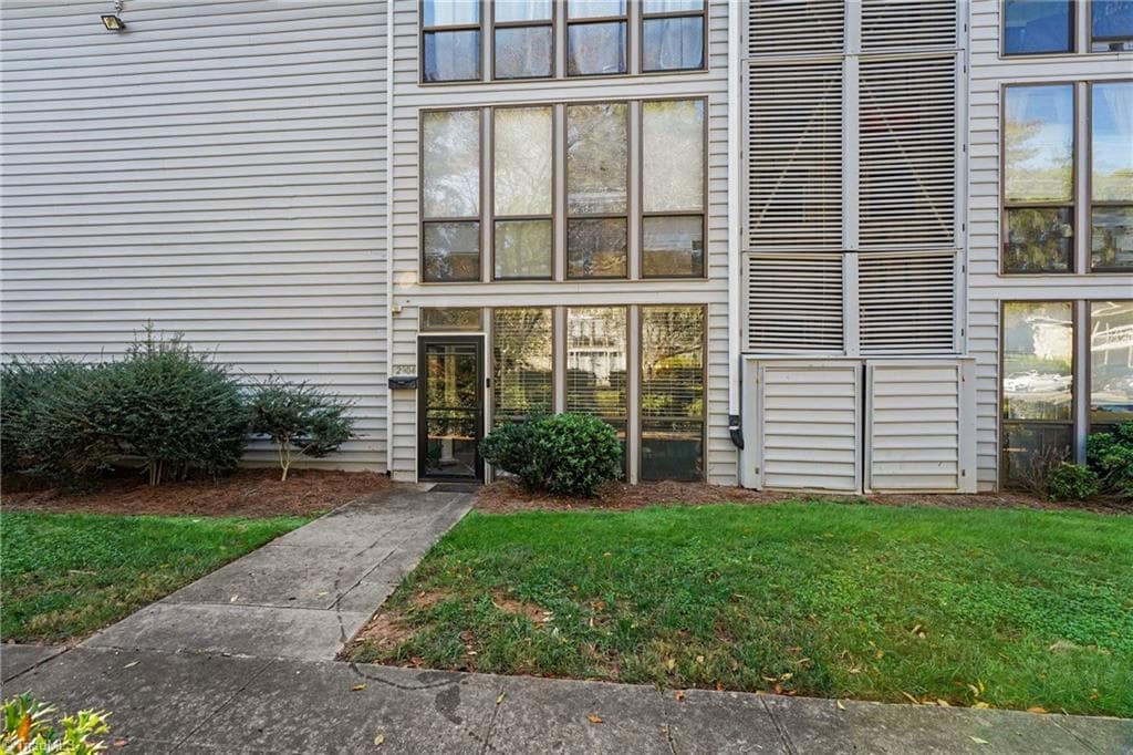 Stick/Site Built at 2904 Ramsgate Court, Winston-Salem NC 27106, Winston-Salem, photo 2 of 18