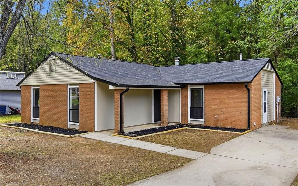 2613 Woodcreek Road, Winston-Salem NC 27106