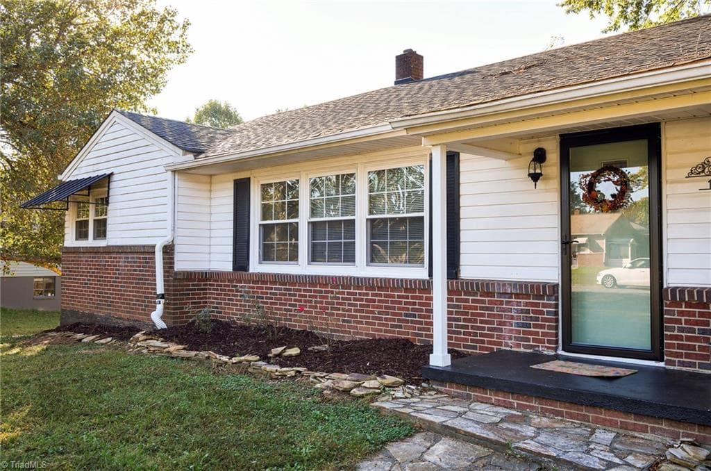 Stick/Site Built at 176 Oaklawn Road, Winston-Salem NC 27107, Winston-Salem, photo 3 of 36