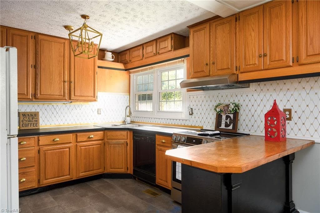 Stick/Site Built at 176 Oaklawn Road, Winston-Salem NC 27107, Winston-Salem, photo 10 of 36