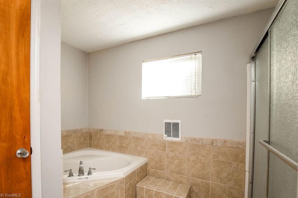Stick/Site Built at 2420 Kingsgate Drive, Winston-Salem NC 27101, Winston-Salem, photo 10 of 25
