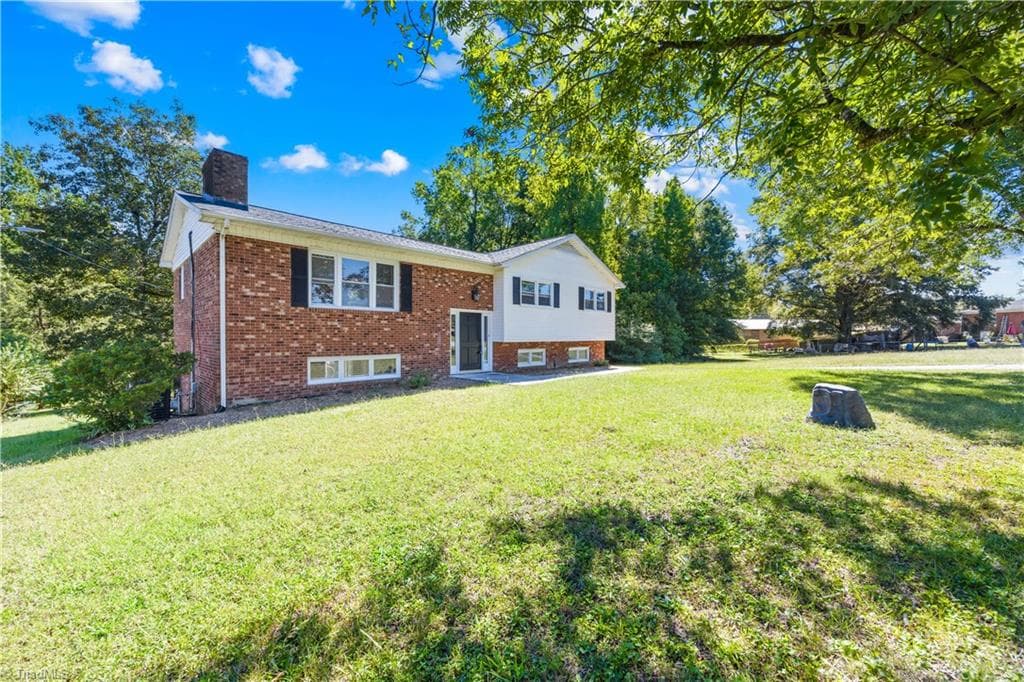 Stick/Site Built at 5528 Mauldin Drive, High Point NC 27263, High Point, photo 2 of 38