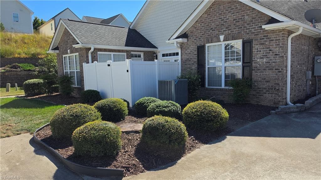 Stick/Site Built at 2427 Cross Vine Lane, Winston-Salem NC 27103, Winston-Salem, photo 2 of 23