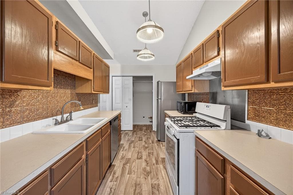 Stick/Site Built at 2035 Ardmore Village Lane, Winston-Salem NC 27127, Winston-Salem, photo 12 of 32