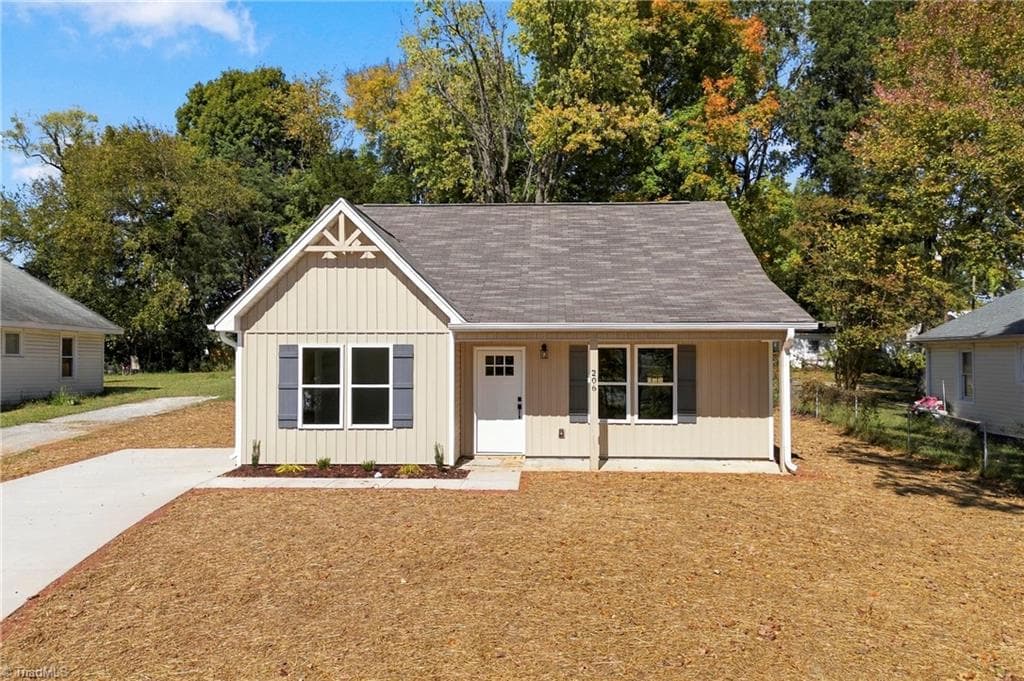 206 Ridgecrest Street, Thomasville NC 27360