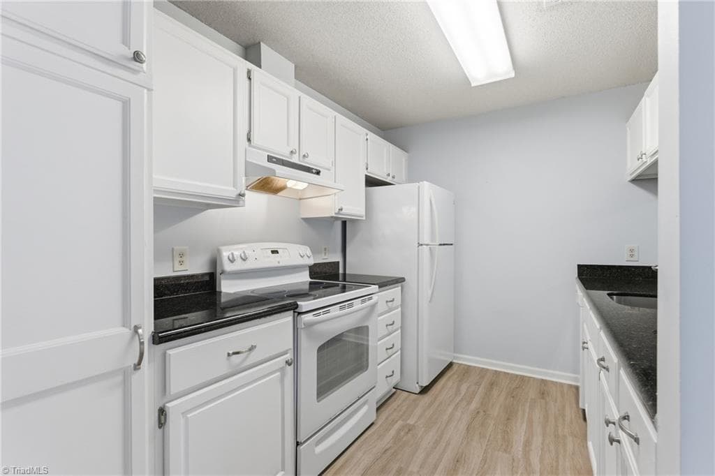 Stick/Site Built at 239 Oakwood Court, Winston-Salem NC 27103, Winston-Salem, photo 10 of 33