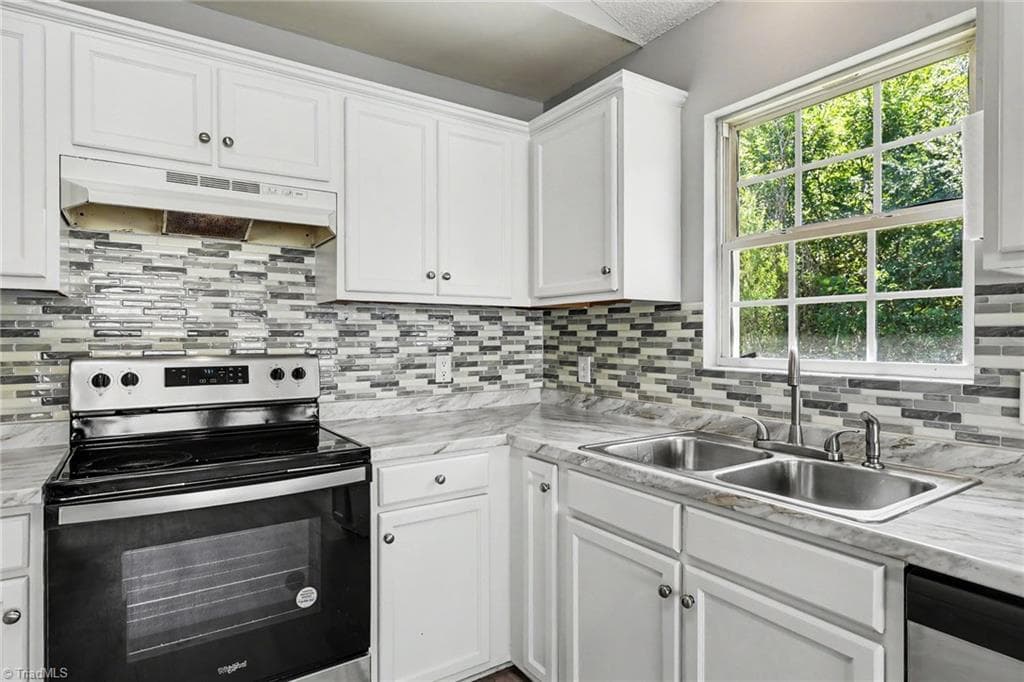 Stick/Site Built at 933 Londonderry Drive, High Point NC 27265, photo 3 of 31