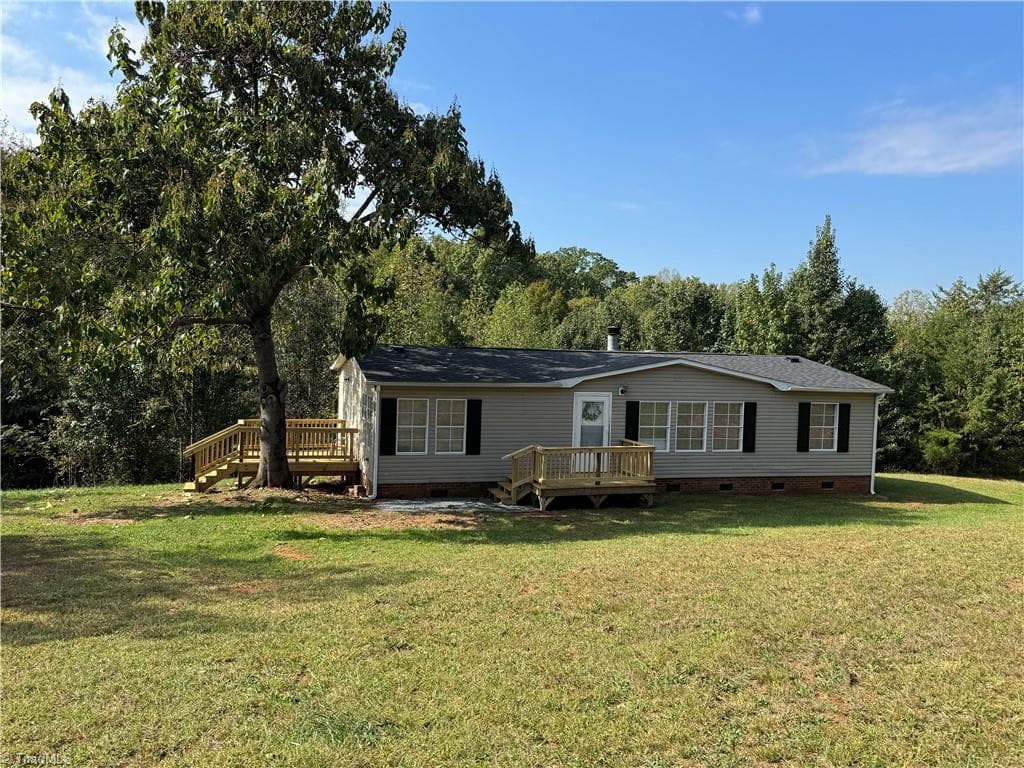 Manufactured Home at 1376 Harris Road, Walnut Cove NC 27052, Walnut Cove, photo 2 of 45