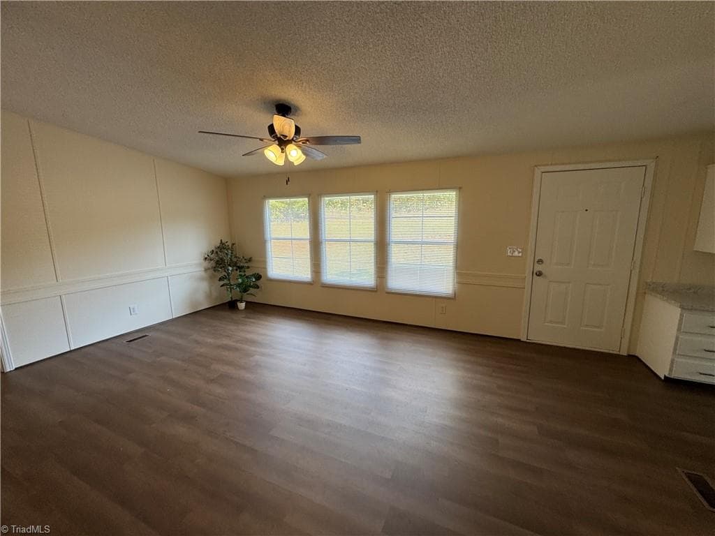 Manufactured Home at 1376 Harris Road, Walnut Cove NC 27052, Walnut Cove, photo 6 of 45