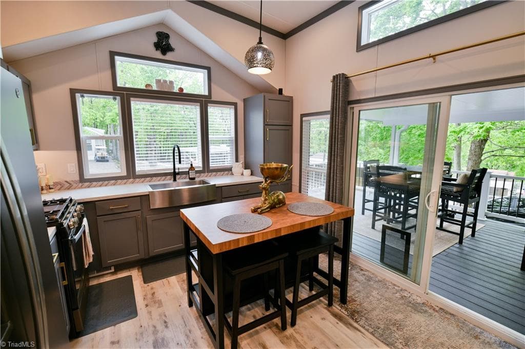 Manufactured Home at 310 Laurelwood Lane, Traphill NC 28685, Traphill, photo 7 of 27