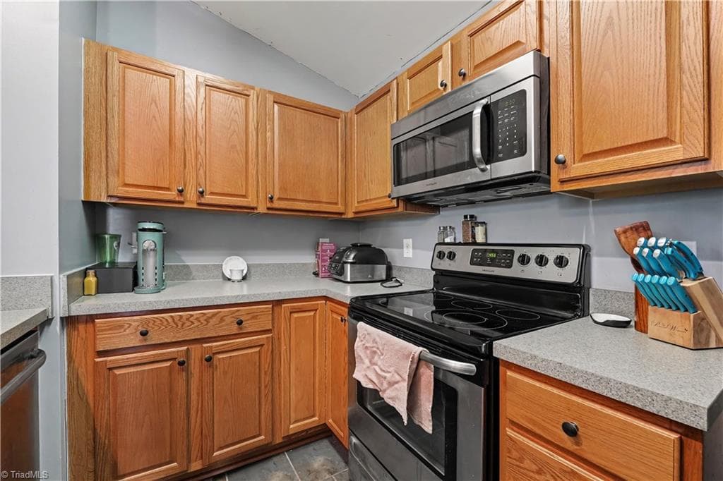 Stick/Site Built at 6121 Hedgecock Circle, High Point NC 27265, photo 3 of 21