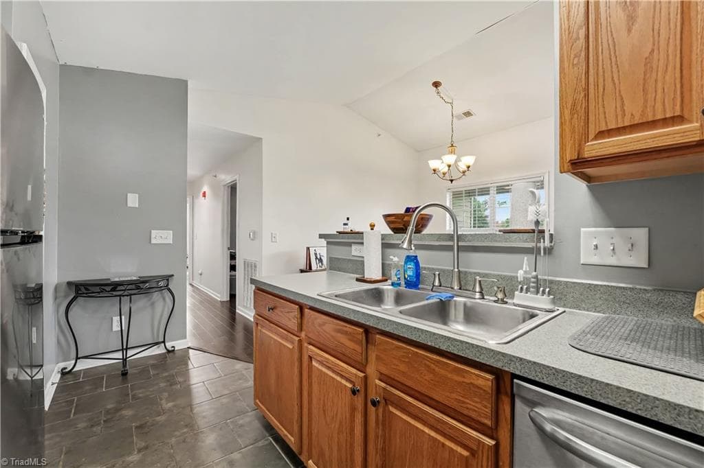 Stick/Site Built at 6121 Hedgecock Circle, High Point NC 27265, photo 11 of 21