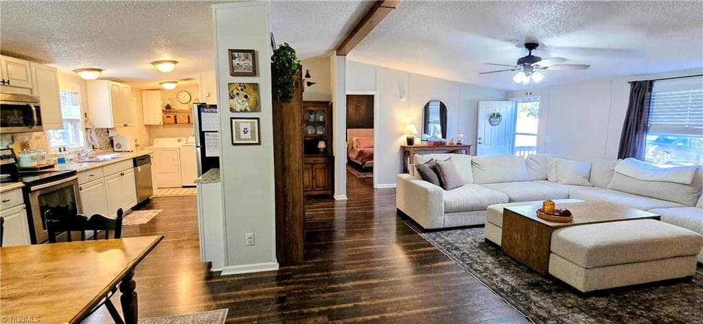 Manufactured Home at 330 Keystone Drive, Summerfield NC 27358, photo 2 of 39