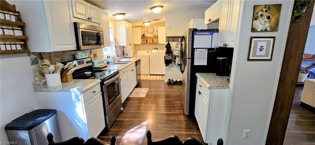 Manufactured Home at 330 Keystone Drive, Summerfield NC 27358, photo 5 of 39