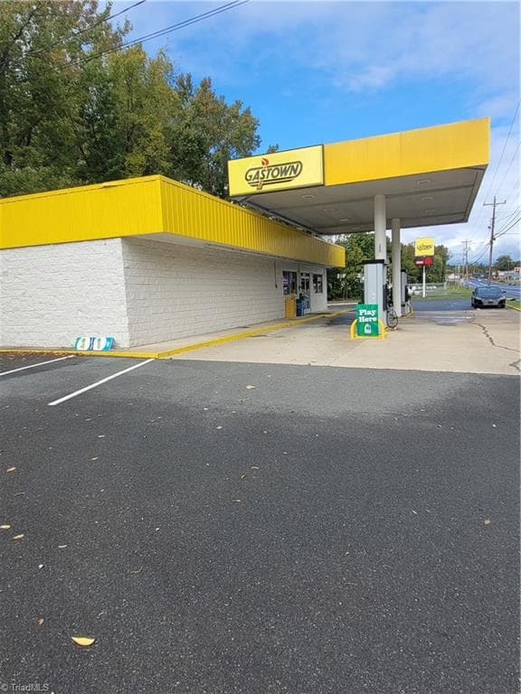 Retail at 1607 US Highway 52 N, Albemarle NC 28001, photo 2 of 8