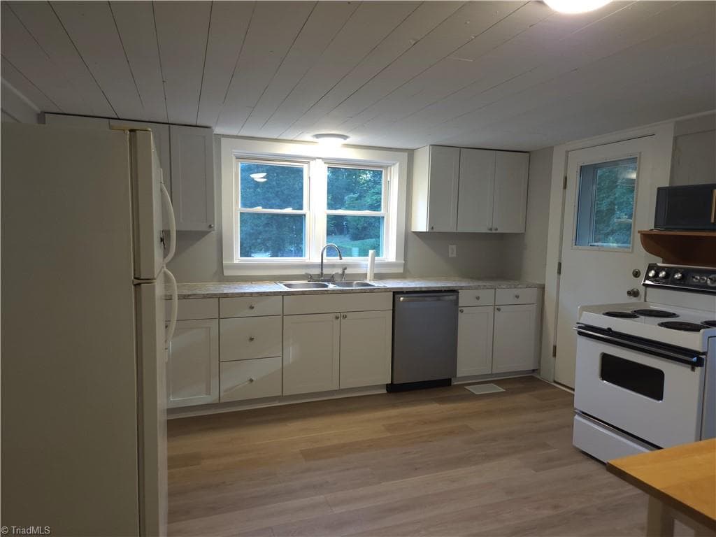 Stick/Site Built at 855 Mcgregor Road, Winston-Salem NC 27103, photo 2 of 14
