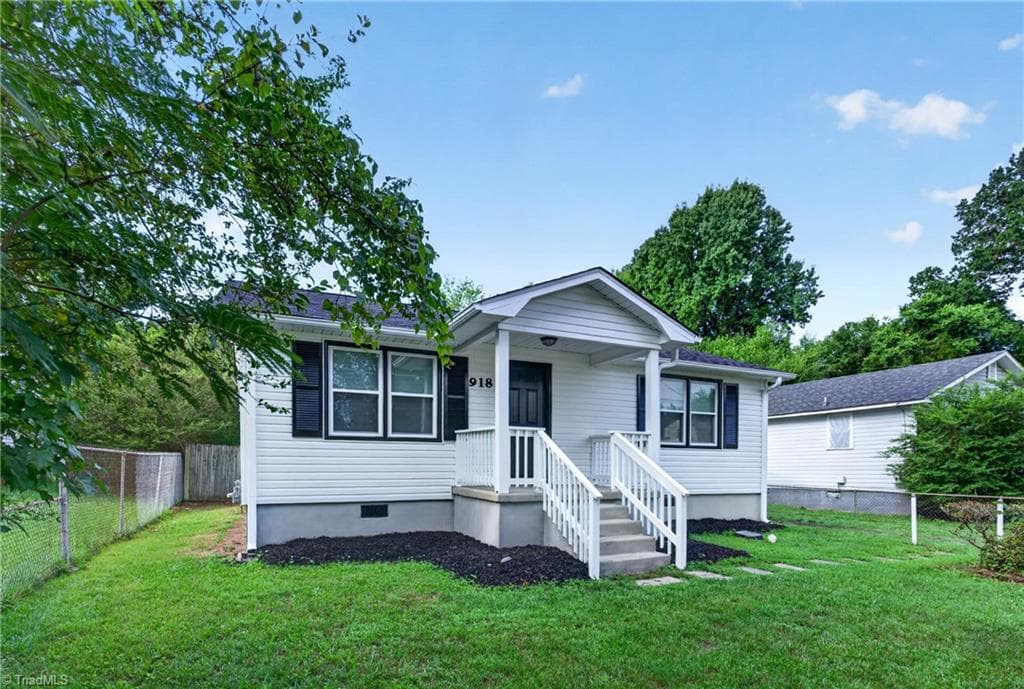 Stick/Site Built at 918 Beaumont Avenue, High Point NC 27260, photo 2 of 26