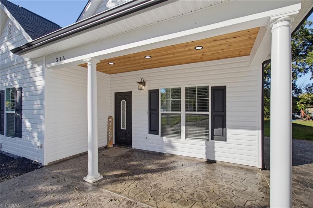 Stick/Site Built at 316 Pickett Place, High Point NC 27262, photo 5 of 33