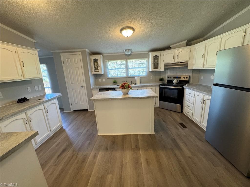 Manufactured Home at 302 Queens Way, Randleman NC 27317, photo 12 of 48