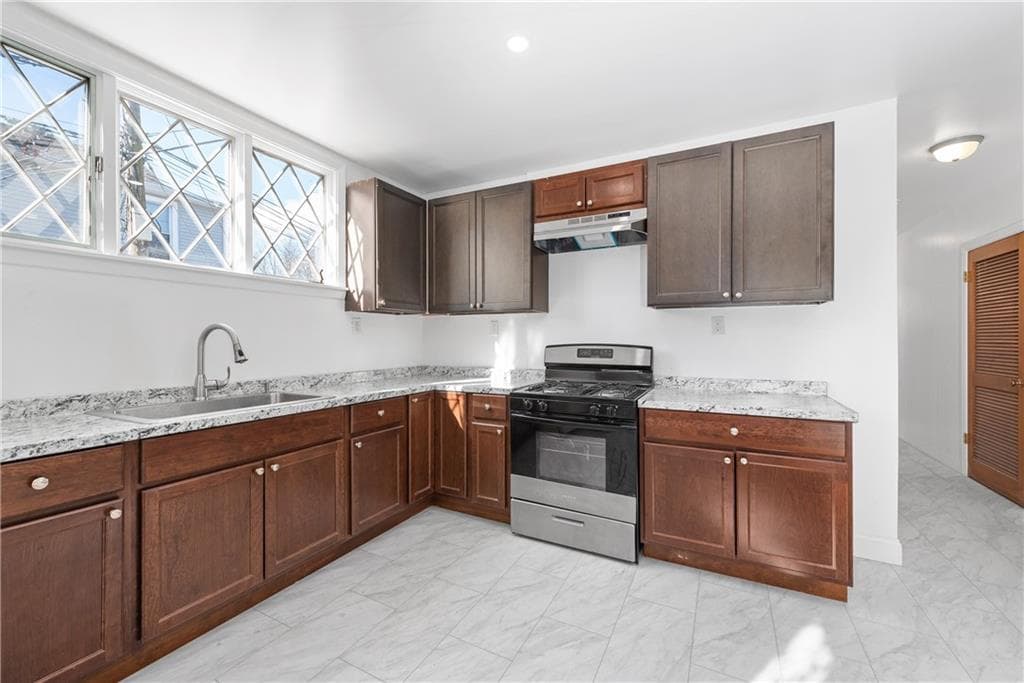 58 Hamlet Avenue photo 7