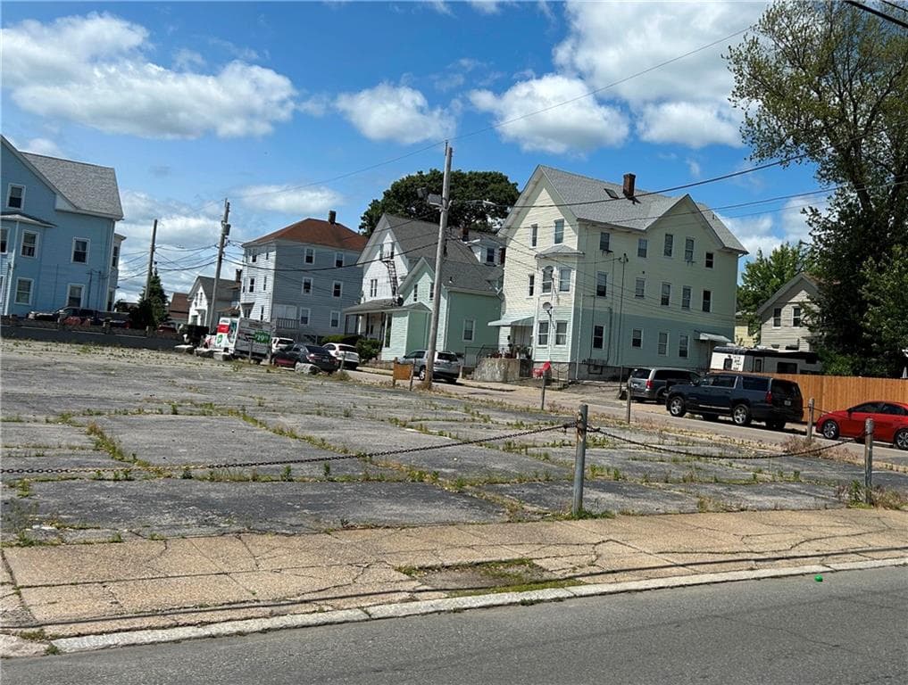 211 Carnation Street photo 3