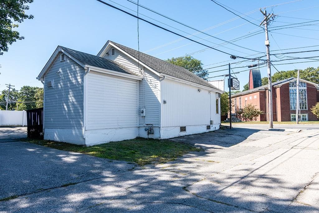 1822 1824 Warwick Avenue photo 4