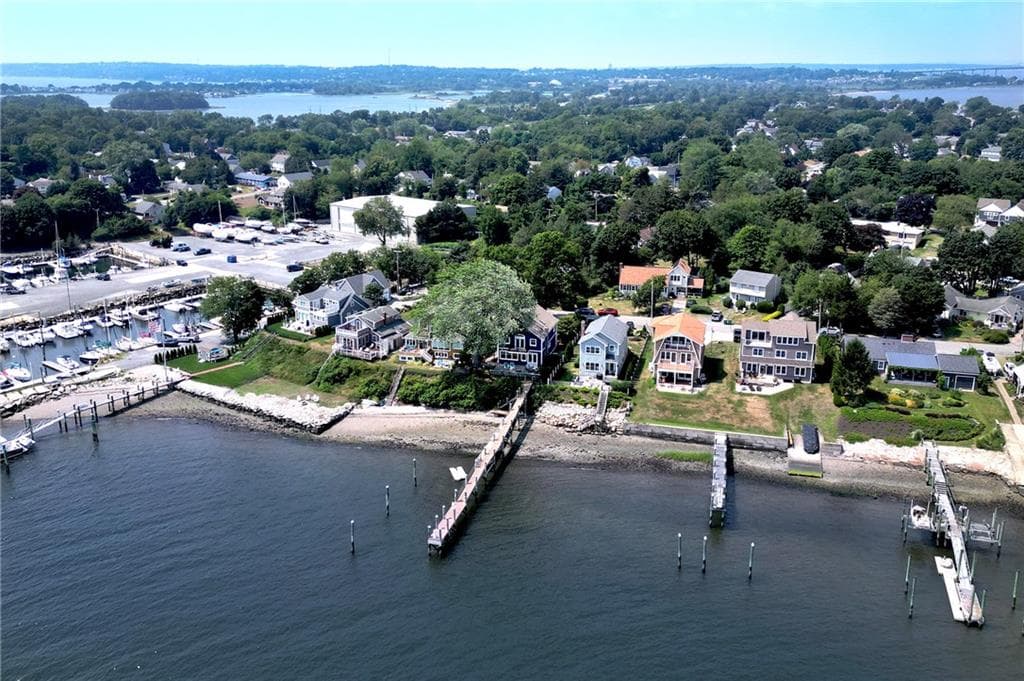 Single Family Residence at 169 Narragansett Boulevard, Portsmouth, photo 4 of 50