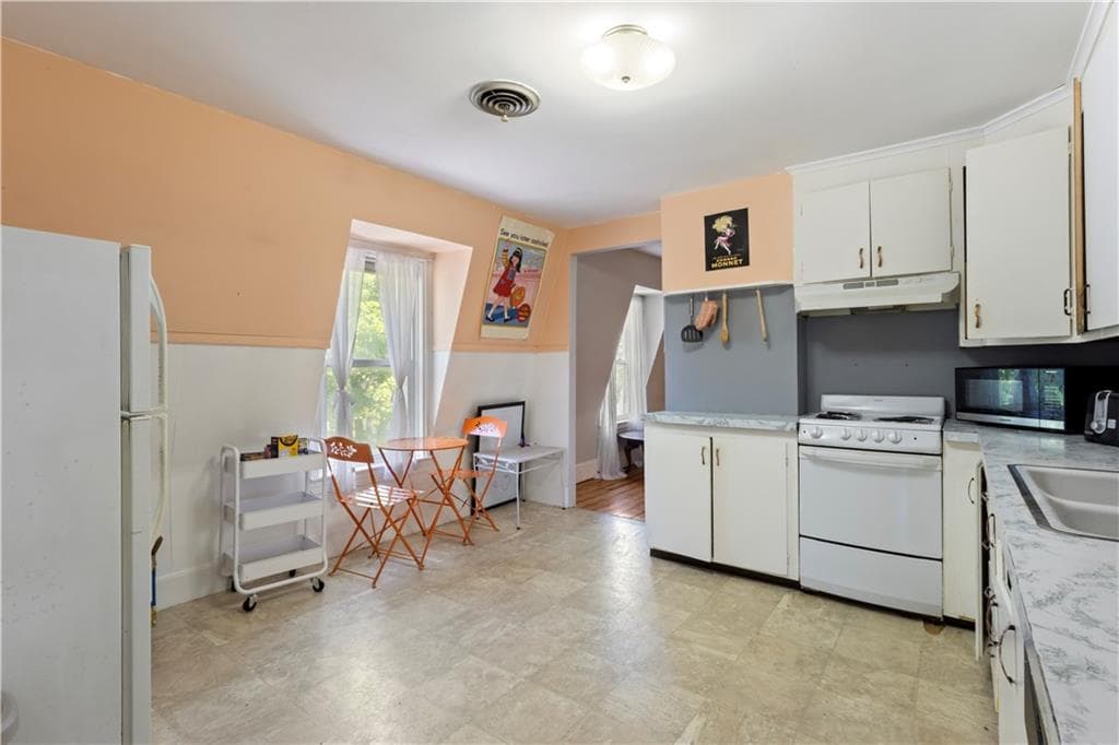 176 Williams Street photo 33