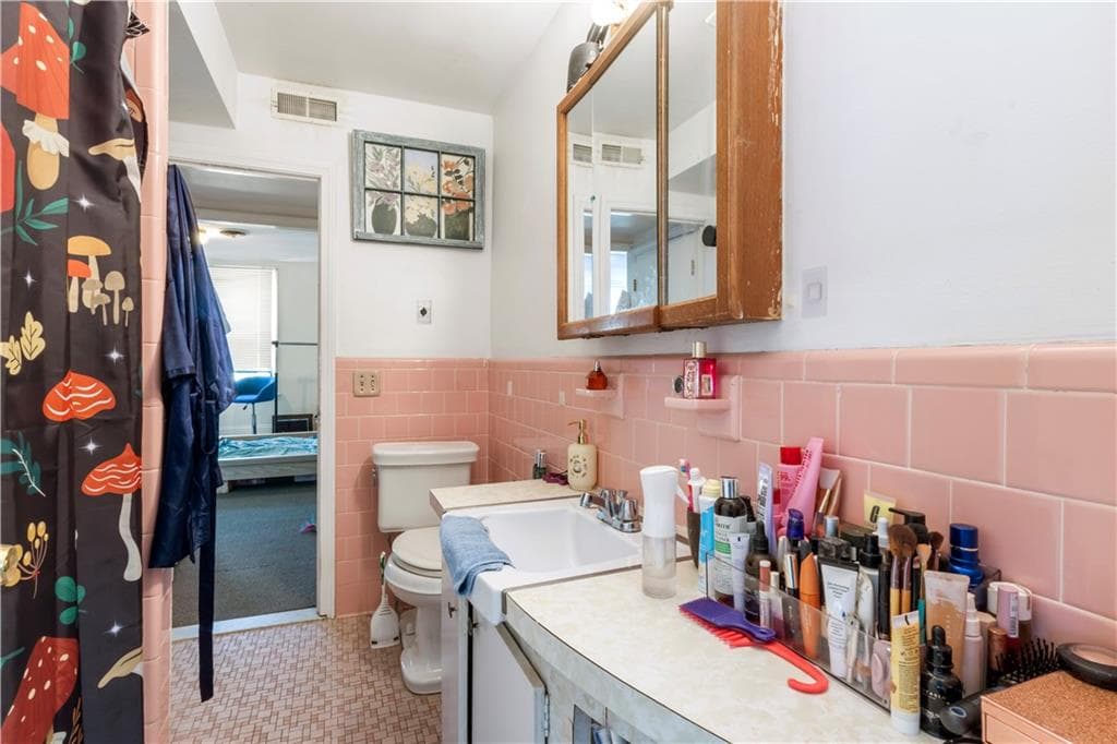 176 Williams Street photo 18