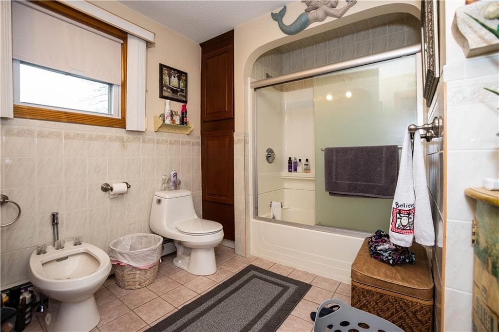 Multi Family at 546 Lonsdale Avenue, Central Falls, photo 30 of 43
