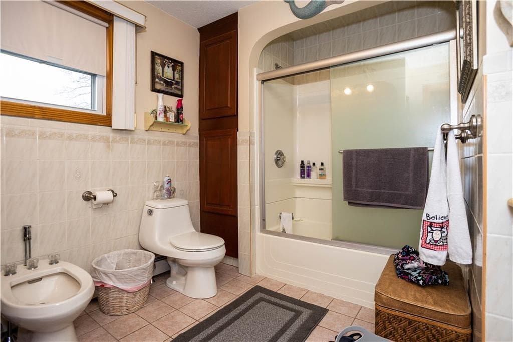 Multi Family at 546 Lonsdale Avenue, Central Falls, photo 33 of 43