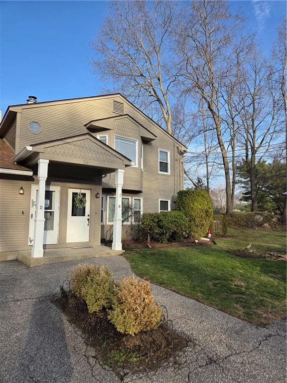 Condominium at 38 Stone Trail UNIT D, North Providence, photo 3 of 10